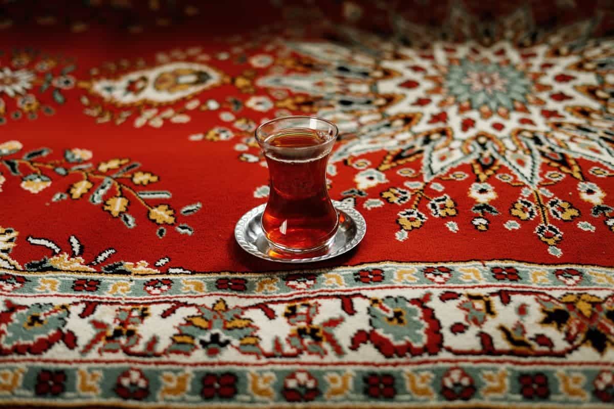 Halıya Çay Döküldüğünde İlk Ne Yapılmalı? Adım Adım Leke Çıkarma Rehberi